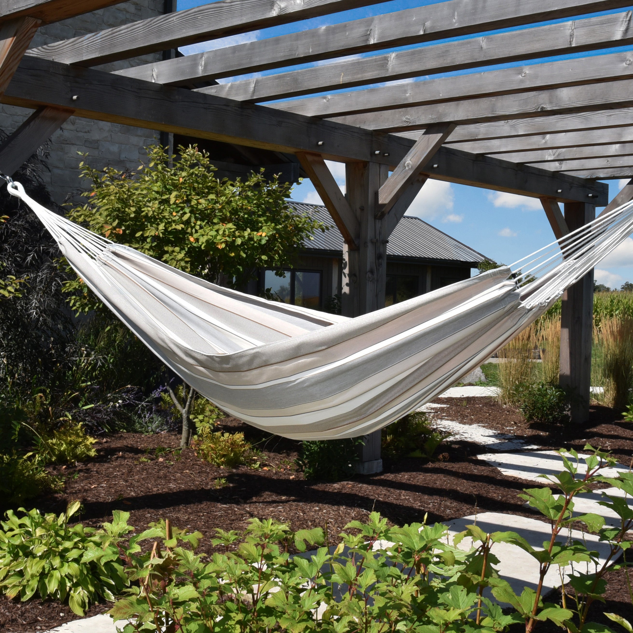 bzsun09_lifestyle01_sunbrella_hammock.jpg
