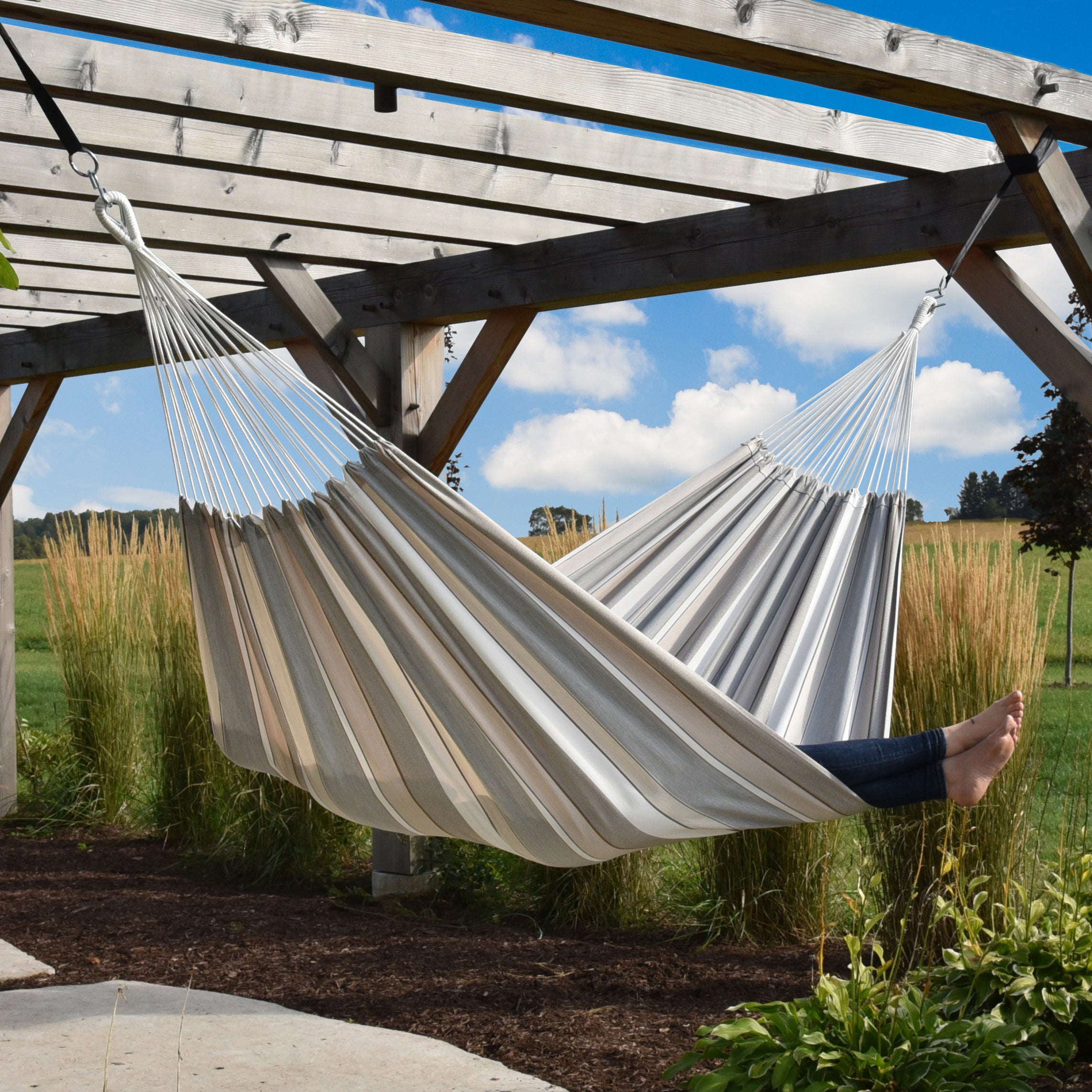 bzsun09_lifestyle03_sunbrella_hammock.jpg